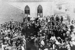 Przed synagogą w Radziejowie